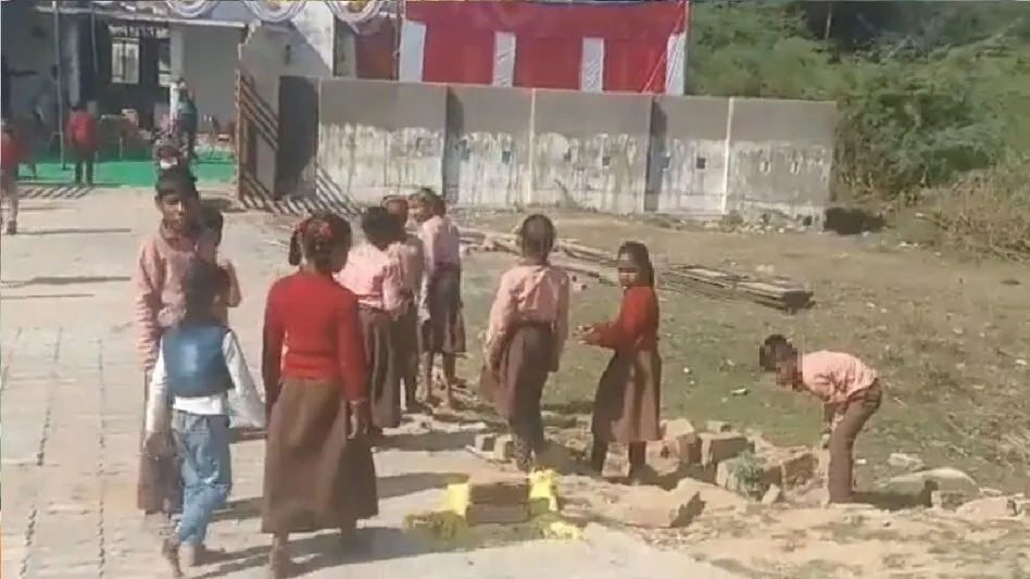 स्कूल नहीं गया बच्चा तो मां ने सिखाया गजब का सबक