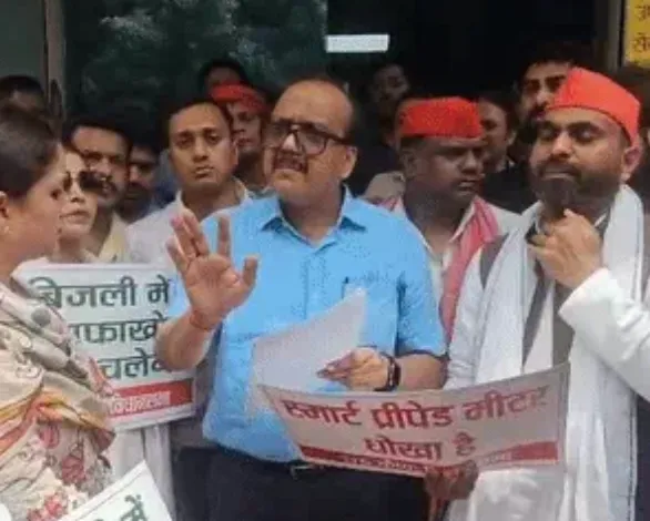 स्मार्ट मीटर को लेकर सपा कार्यकर्ताओं ने घेरा बिजली विभाग का 1912 मुख्यालय