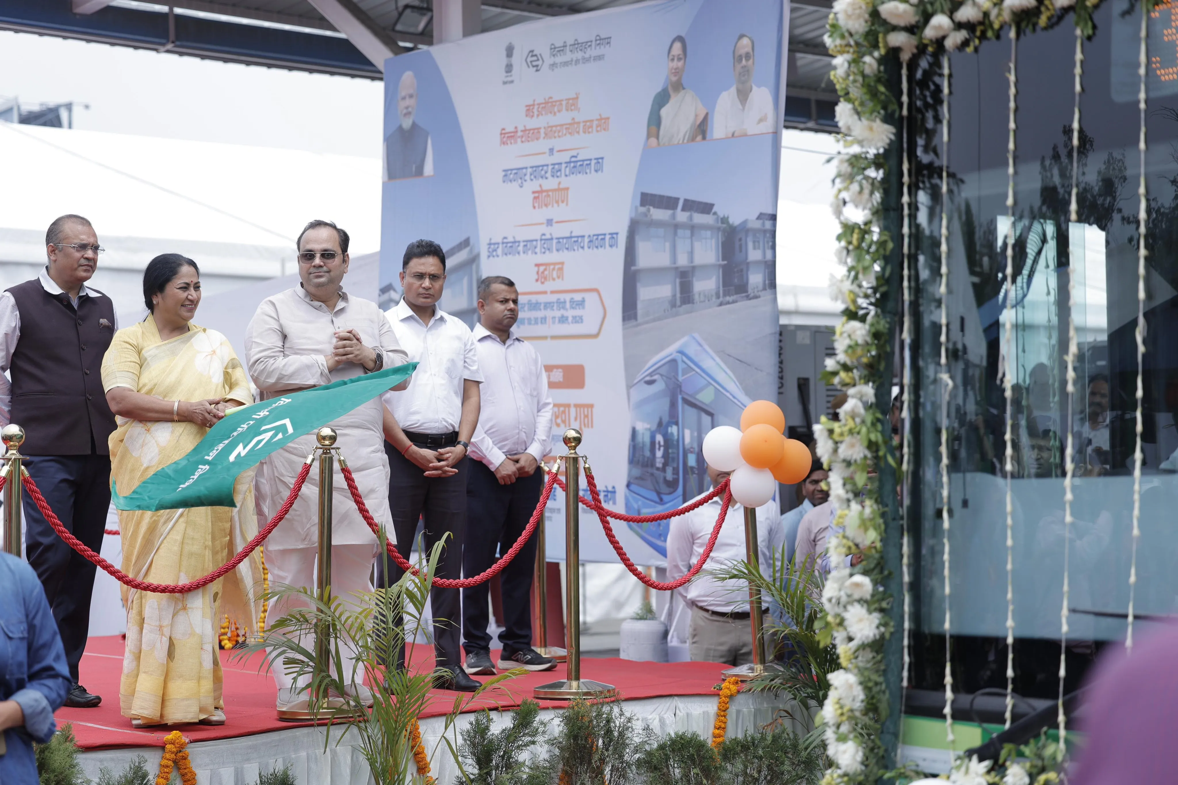 दिल्ली की सीएम रेखा गुप्ता ने 200 नई इलेक्ट्रिक बसों को दी हरी झंडी