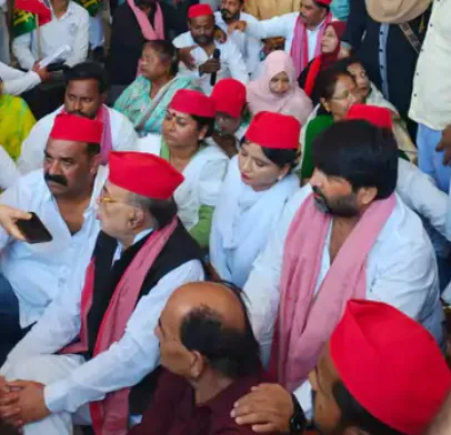 कूड़ा उठा नहीं, पर लखनऊ में लग रहा स्मार्ट टैक्स,जन समस्याओं को लेकर लगें नारे