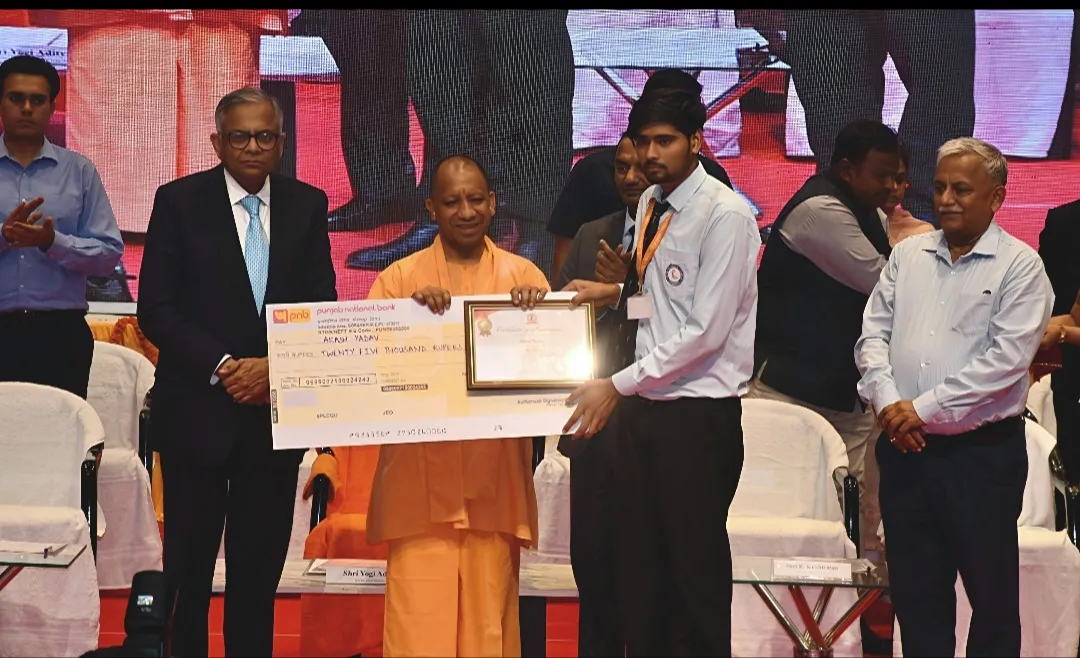 आकाश यादव को AI हैकथान में प्रथम स्थान प्राप्त करने  मुख्यमंत्री ने किया पुरस्कृत