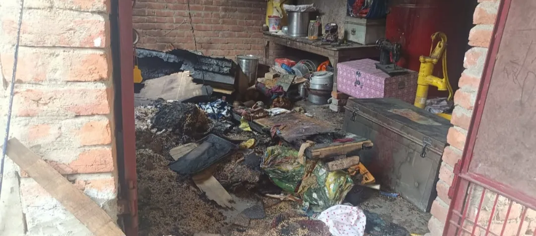 फोन पर आग लगाने की दी धमकी , जला दिया मकान करीब 6 लाख का सामान खाक 