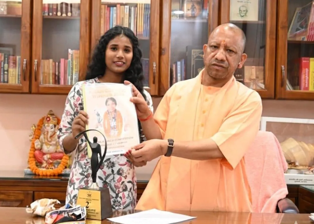 अंतरराष्ट्रीय योग खिलाड़ी अर्पण ने मुख्यमंत्री से लिया आशीर्वाद