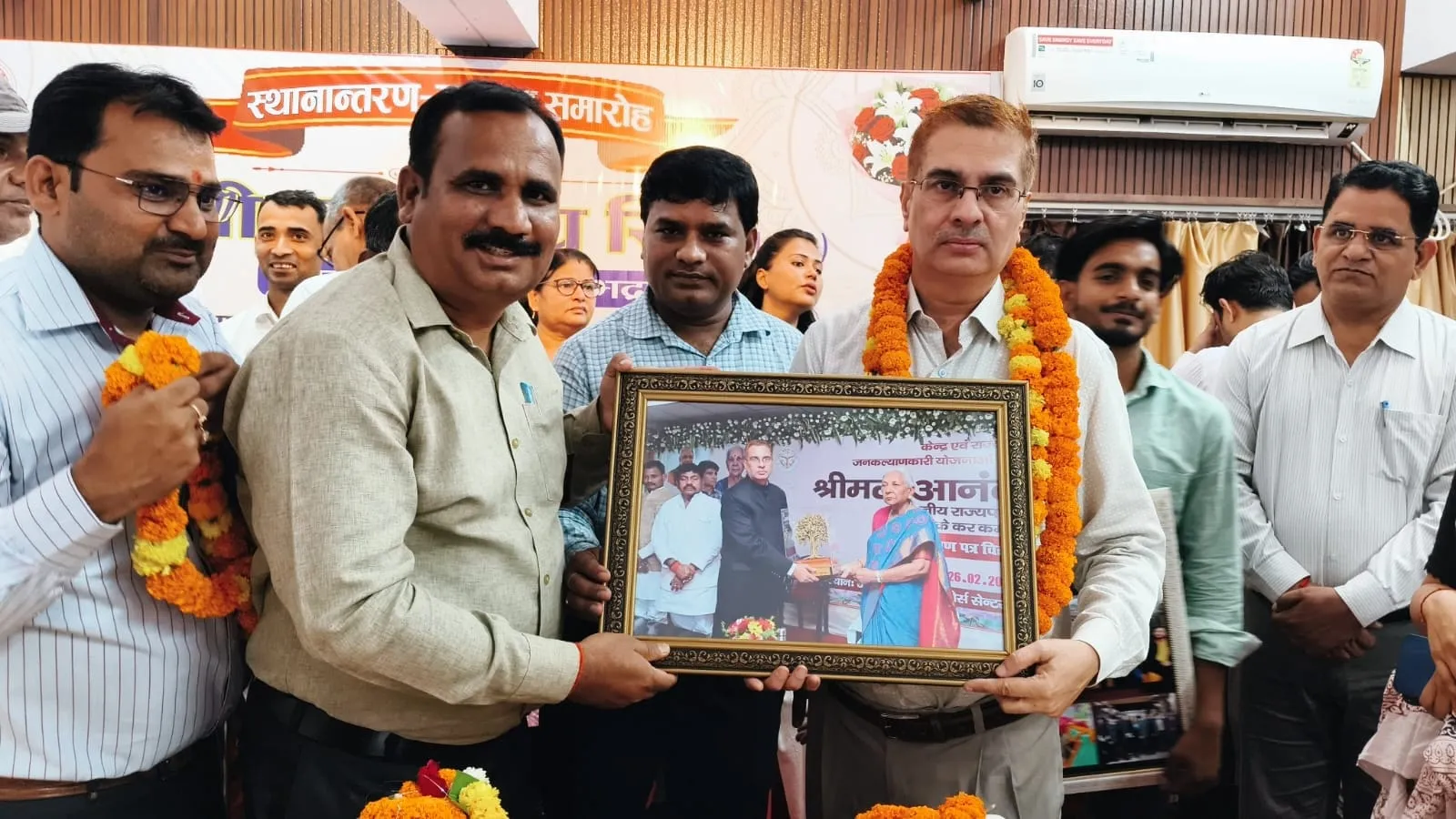 डीएम बी0एन0 सिंह को कलेक्ट्रेट मीटिंग हाल में दी गयी भावभीनी विदाई
