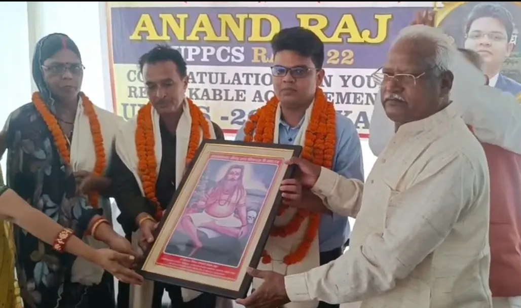 पीसीएस आनंद राज सिंह का माता-पिता के साथ हुआ भव्य स्वागत