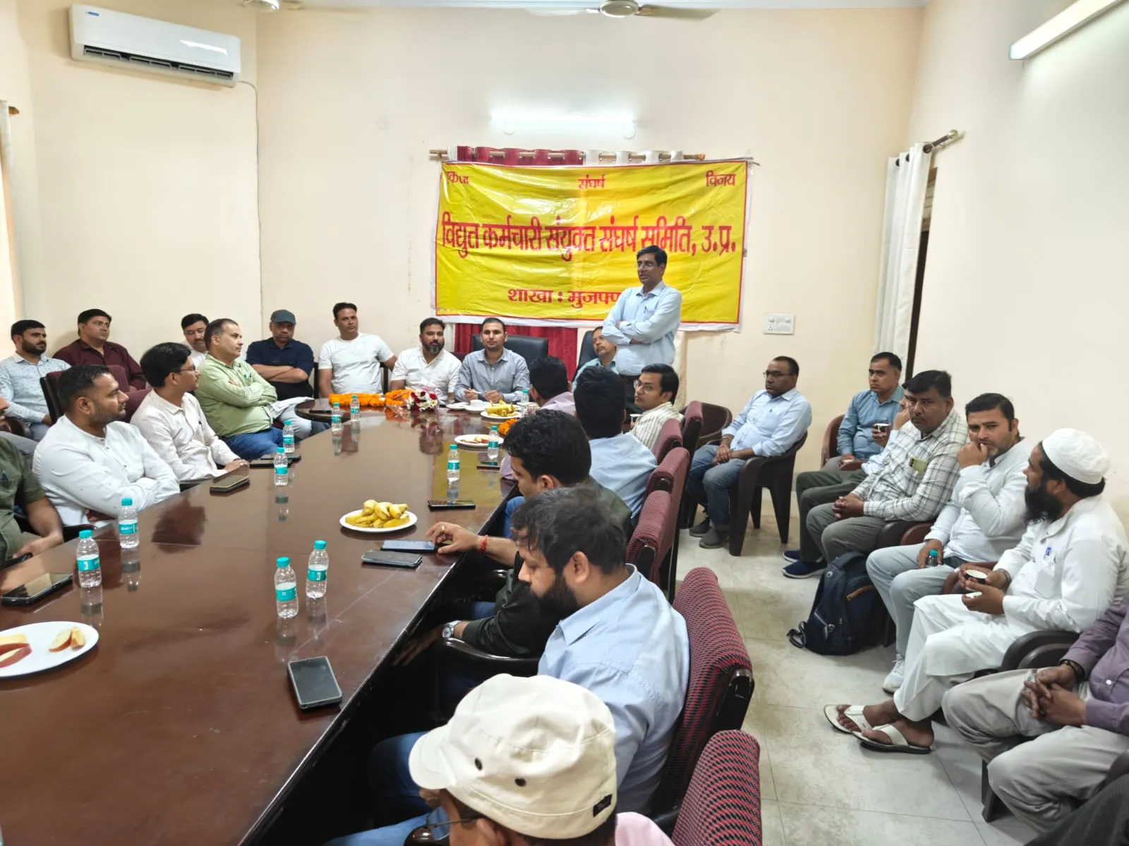 बिजली कर्मचारियों द्वारा बड़े पैमाने पर विरोध प्रदर्शन 