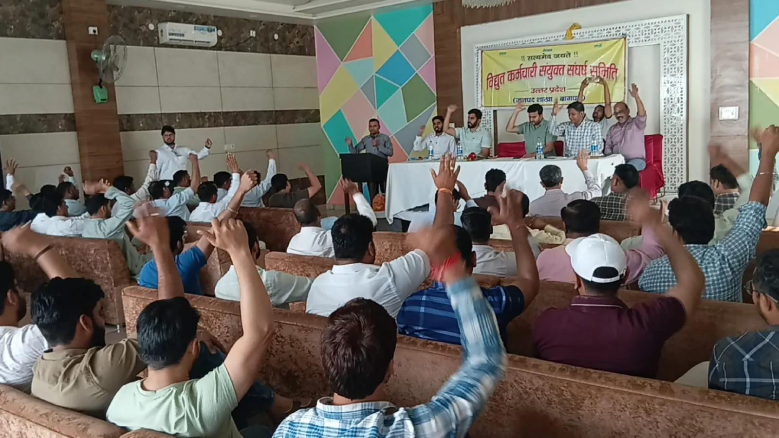 प्रबंधन की नाकामी से चरमराई बिजली व्यवस्था,कर्मचारियों का आंदोलन तेज