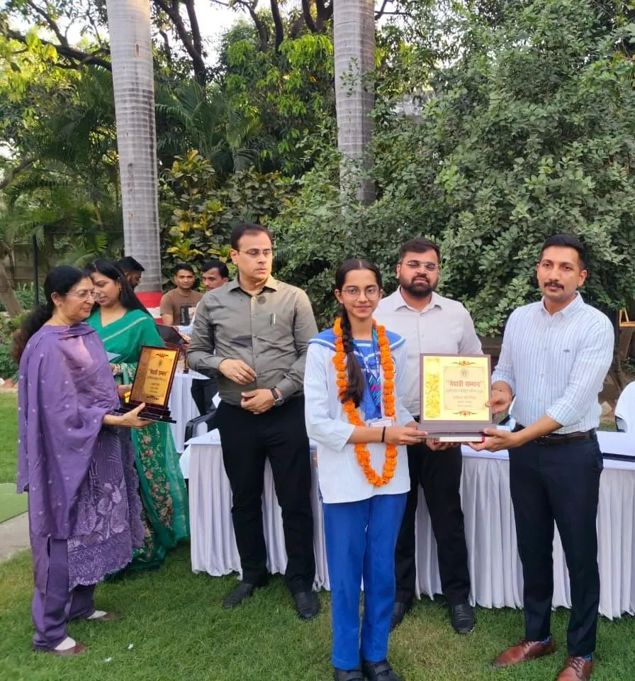 दस मेधावियों को जिलाधिकारी किया सम्मानित  