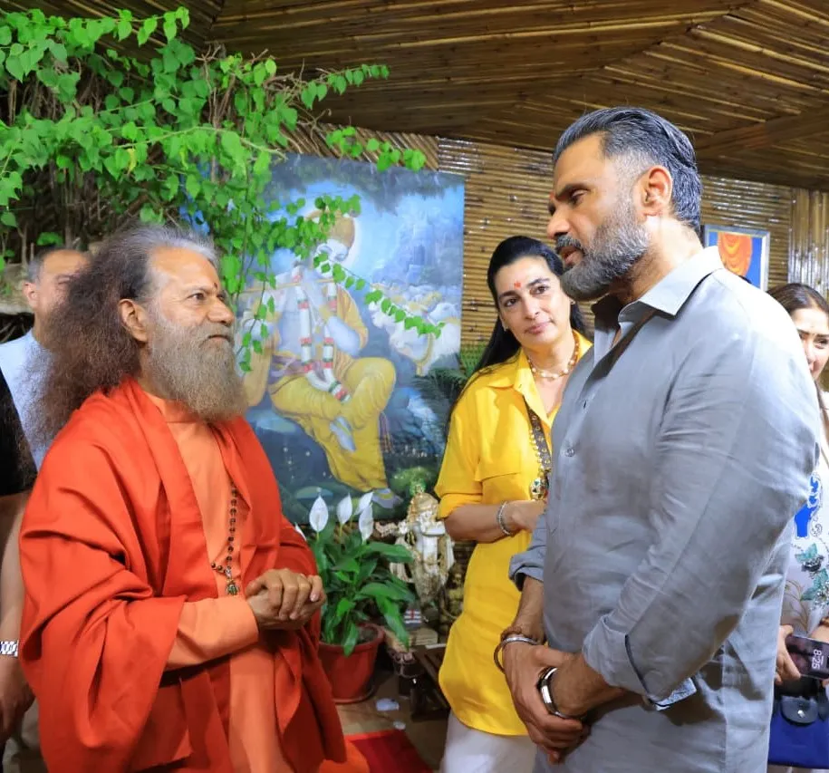 सुनील शेट्टी दंपती की स्वामी चिदानन्द से खास मुलाकात, संस्कृति और अध्यात्म पर चर्चा