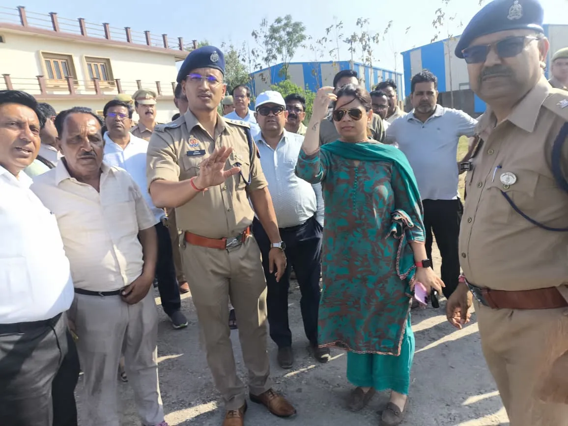 मुख्यमंत्री दौरे की तैयारियां तेज, डीएम-एसपी ने सभास्थल का किया निरीक्षण