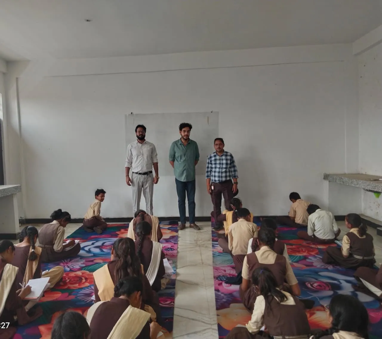 विश्व मजदूर दिवस: टाइनी टॉट्स स्कूल में निबंध प्रतियोगिता, 50 छात्रों ने लिया भाग