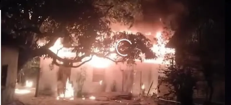 सामगुड़ी: मॉडर्न आदर्श सीनियर सेकेंडरी स्कूल में भीषण आग, लाखों की संपत्ति जलकर राख
