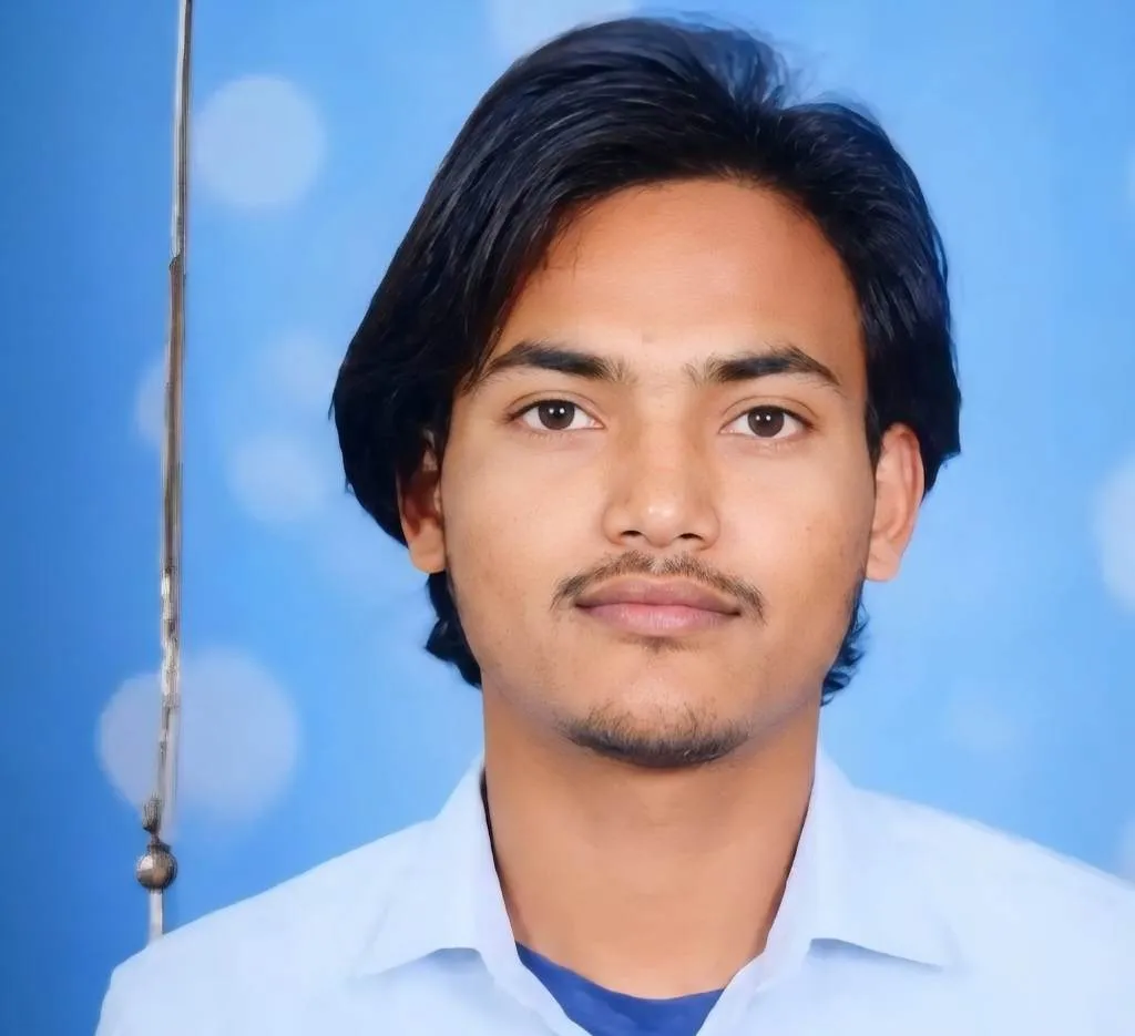 खेत में बिजली खंभा गिरने से युवक की मौत, परिवार ने लगाया लापरवाही का आरोप