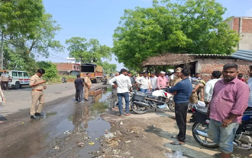 टैंकर की टक्कर से एक ही परिवार के तीन लोगों की दर्दनाक मौत