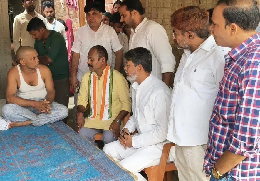 दूल्हे आजाद बिंद के परिजनों से मिला कांग्रेस प्रतिनिधिमंडल