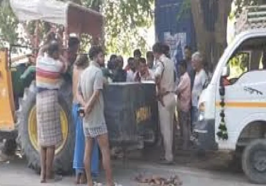 बलिया में भीषण सड़क हादसा, ट्रक की चपेट में आने से 4 की मौत