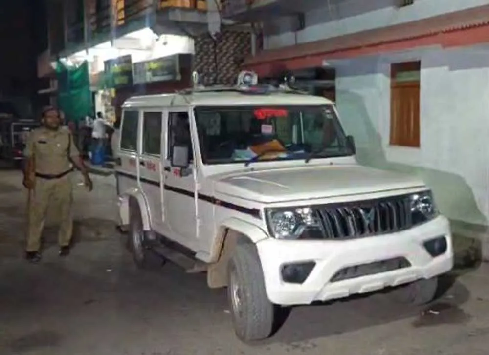  घर के सामने नशा करने से रोकने पर चाकूबाजी, तीन घायल, आराेपित पिता-पुत्र गिरफ्तार