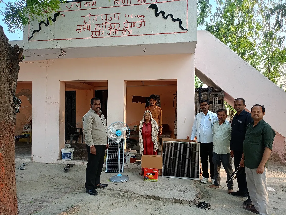 समाजसेवी संजय यादव ने लगवाईं सोलर लाइट और पंखा,श्रद्धालुओं ने जताया आभार