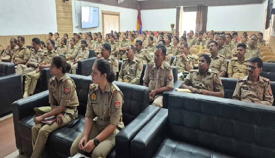 मूक-बधिर बच्चों से संवाद सीख रही लखनऊ पुलिस, 140 पुलिसकर्मियों को दिया गया विशेष प्रशिक्षण