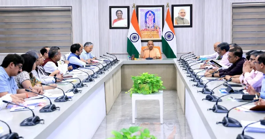 मोदी की अपील के बाद CM योगी ने ली बैठक, मंत्रियों और अधिकारियों के काफिले में 50% कटौती के निर्देश