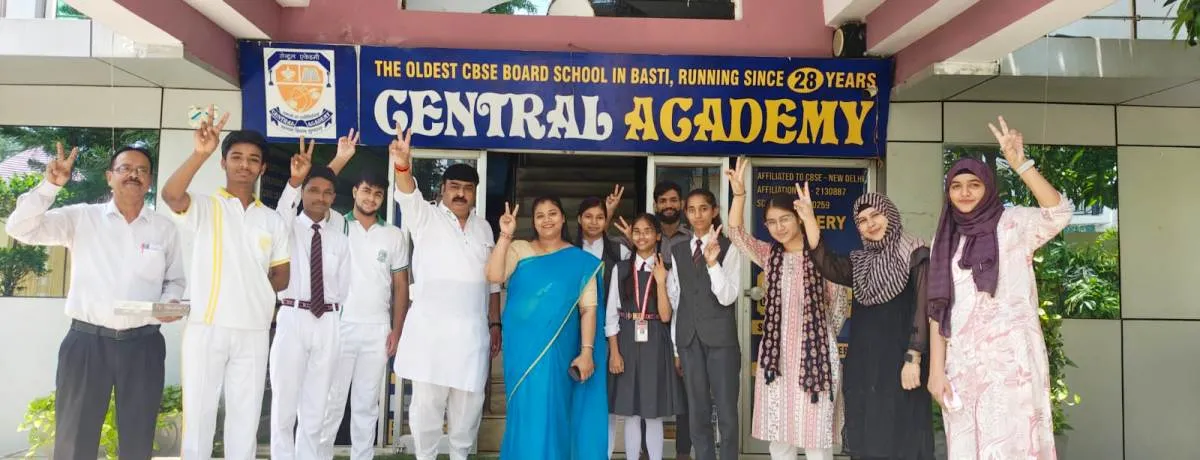 सेन्ट्रल एकेडमी के छात्रों ने इण्टरमीडिएट परीक्षा में स्थापित किया सफलता का कीर्तिमान