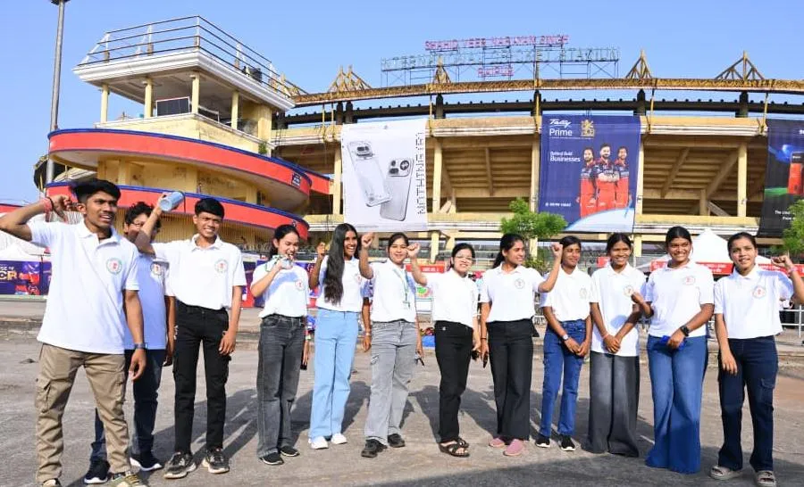मेधावी विद्यार्थियों को मिला अंतरराष्ट्रीय क्रिकेट स्टेडियम में लाइव मैच देखने का अवसर