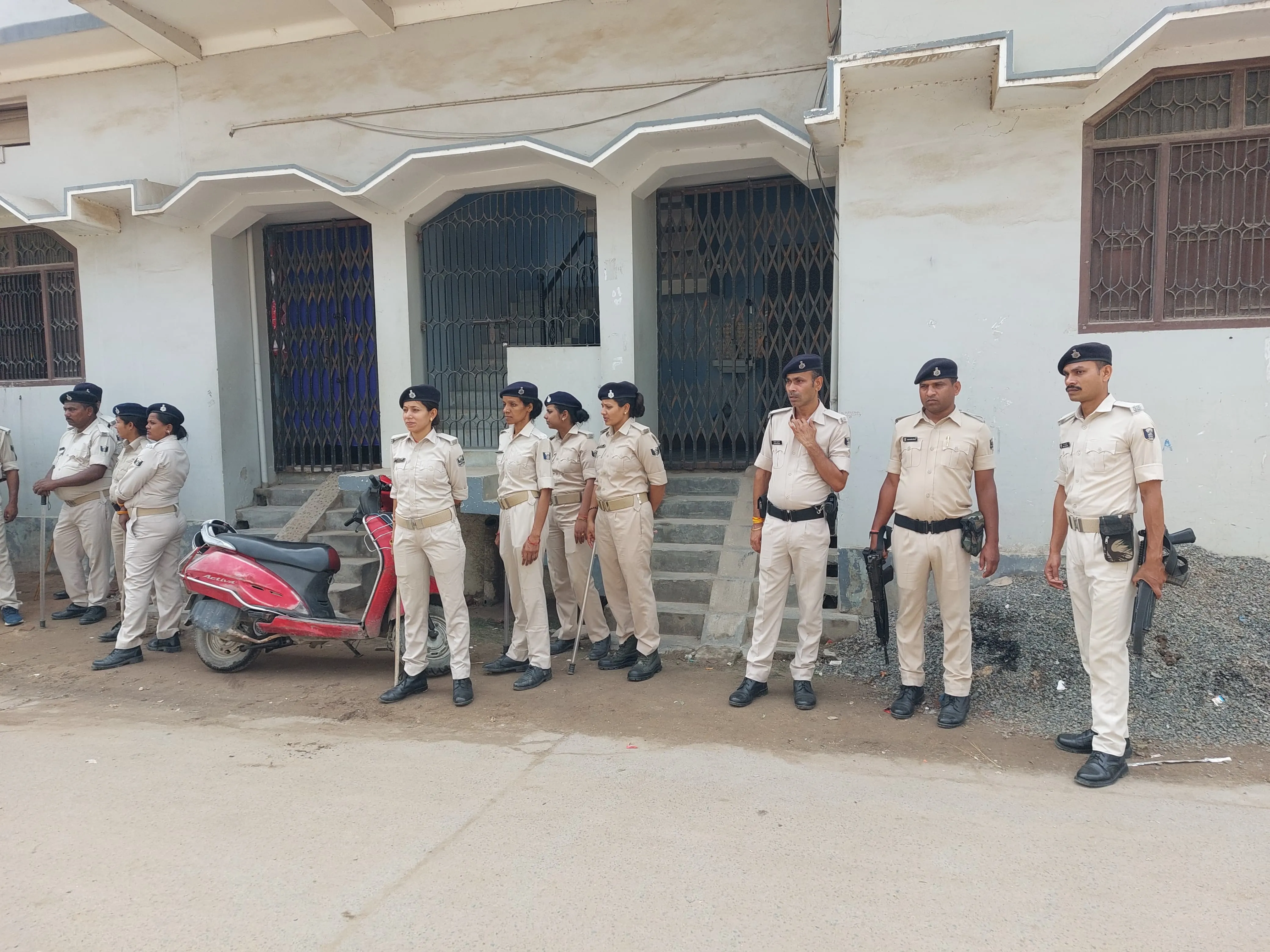   सीवान में आरजेडी विधायक ओसामा शहाब के ठिकानों पर पुलिस का छापा
