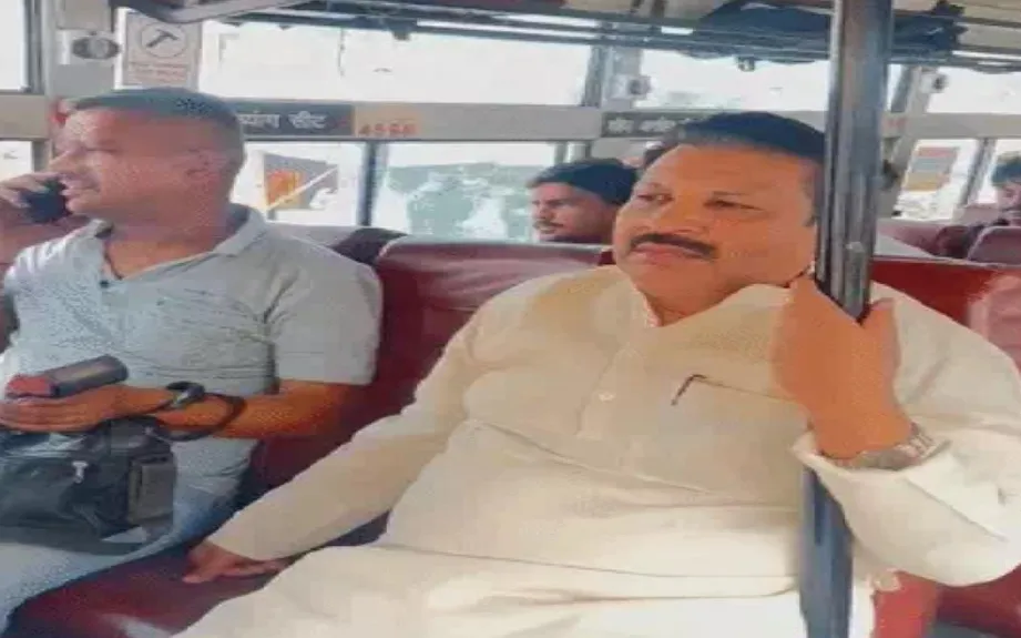 प्रधानमंत्री की अपील पर रोडवेज बस से कार्यालय पहुंचे हाथरस सांसद अनूप प्रधान