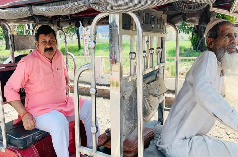  जिला सहकारी बैंक के अध्यक्ष मोहनलाल सैनी ने आवास से बैंक तक किया ई-रिक्शा का प्रयोग