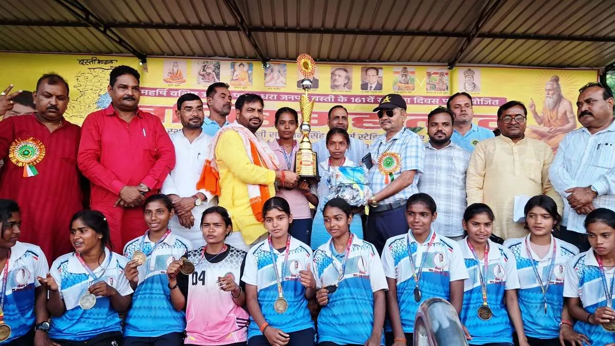 बस्ती के स्थापना दिवस पर आयोजित तीन दिवसीय वशिष्ठ महोत्सव का रंगारंग समापन