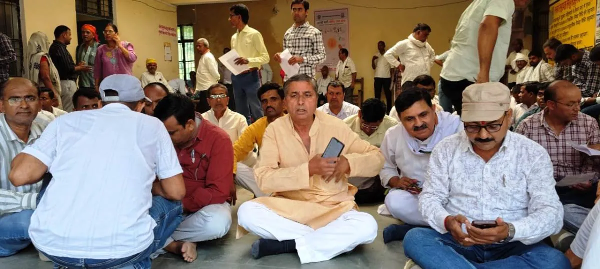 जनगणना डयूटी में हुई अनियमितताओं को लेकर शिक्षकों ने किया एसडीएम हर्रैया कार्यालय का घेराव
