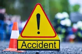  तेज रफ्तार कारों की भीषण टक्कर में पलटी कार, एयरबैग खुलने से टला बड़ा हादसा