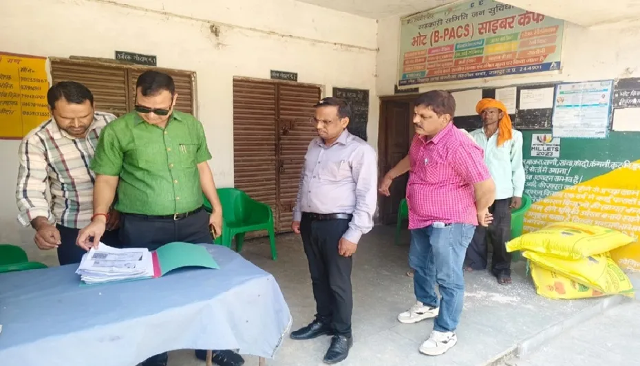 मुख्य विकास अधिकारी ने सहकारी समितियों में खाद वितरण व्यवस्था का किया निरीक्षण