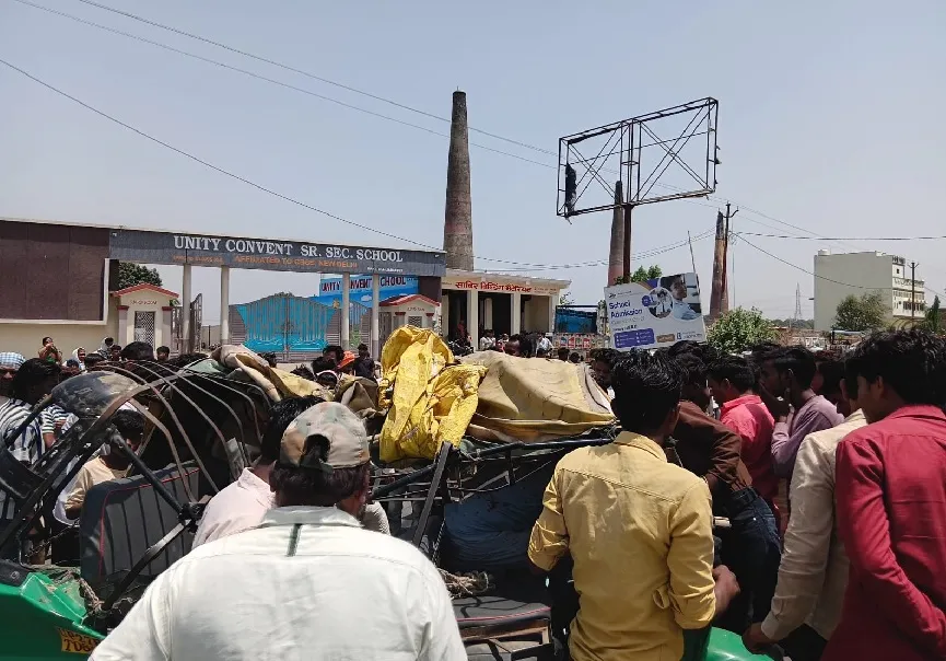 शाहजहांपुर में डंपर-ऑटो की टक्कर में तीन की मौत,चार घायल