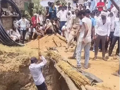  कुएं की मिट्टी धंसने से दो सगे भाइयों की मौत, परिजनों का रो-रोकर बुरा हाल
