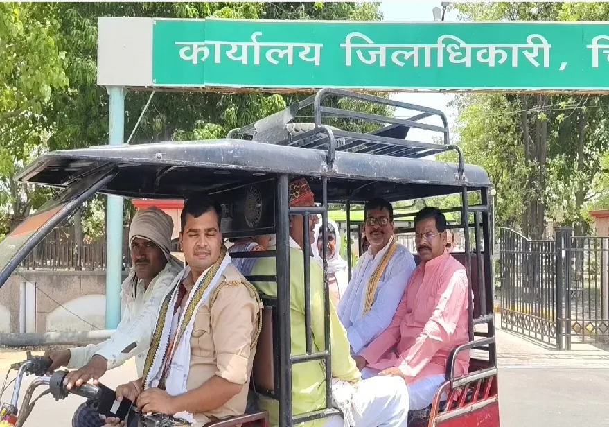 पूर्व सांसद आर के सिंह पटेल ने ईरिक्शा से सफर कर जनता को दिया पीएम के ईंधन बचत का संदेश