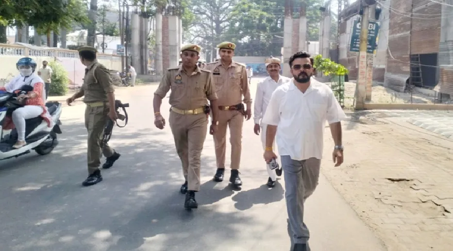 वीआईपी फ्लीट छोड़ पैदल ही दफ्तर पहुंचे डीएम,पेश की नई नजीर