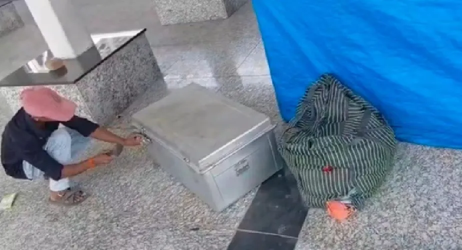 छपरा-गोमतीनगर एक्सप्रेस में ‘मौत का बक्सा’! युवती के शव के 5 टुकड़े मिलने से दहशत, सिर अब भी गायब