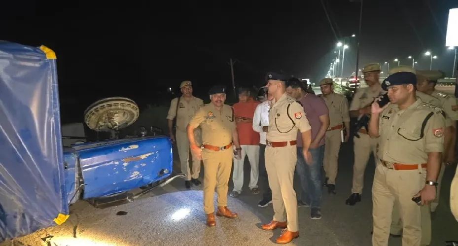 नेशनल हाईवे-19 पर भीषण हादसा: ट्रक की टक्कर से पलटी ट्रैक्टर-ट्रॉली, दो की मौत, 13 घायल