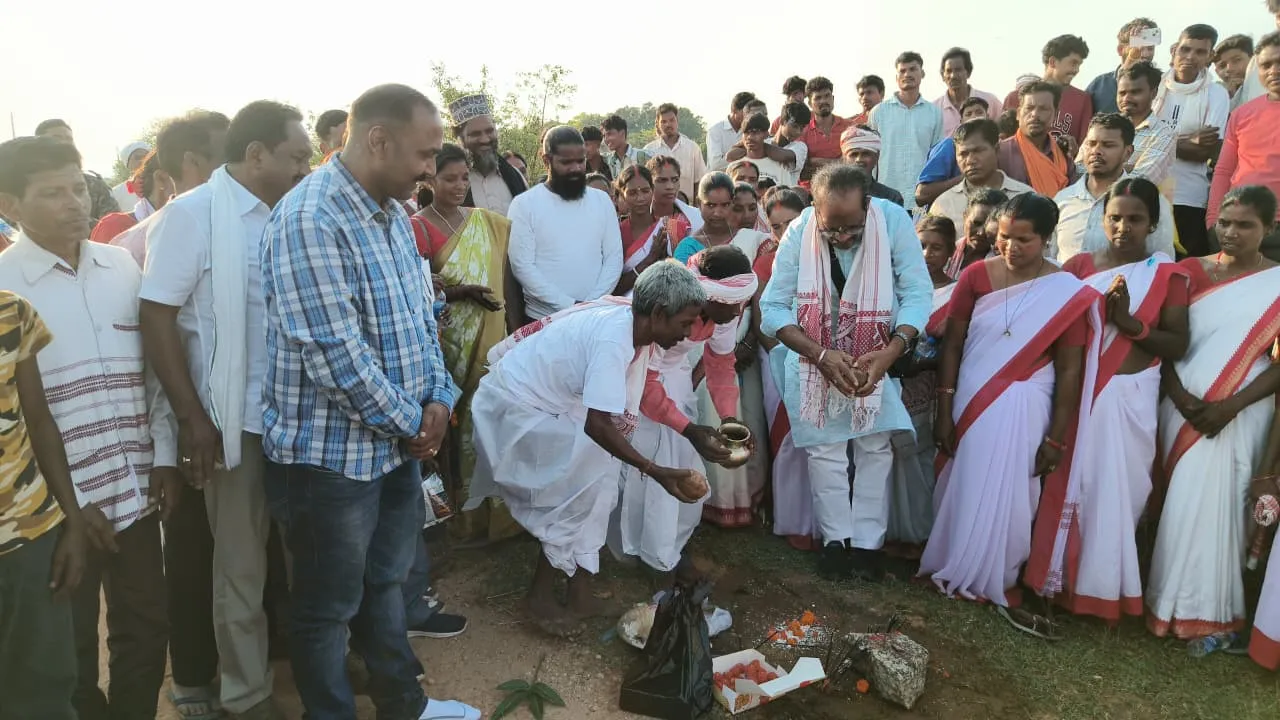 गुमला के बरांदा गांव से सड़क निर्माण को लेकर विधायक ने किया भूमि पूजन