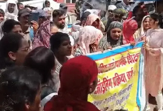  राजधानी भोपाल में डीपीआई के घेराव के बाद शिक्षकों के नियुक्ति के आदेश जारी,