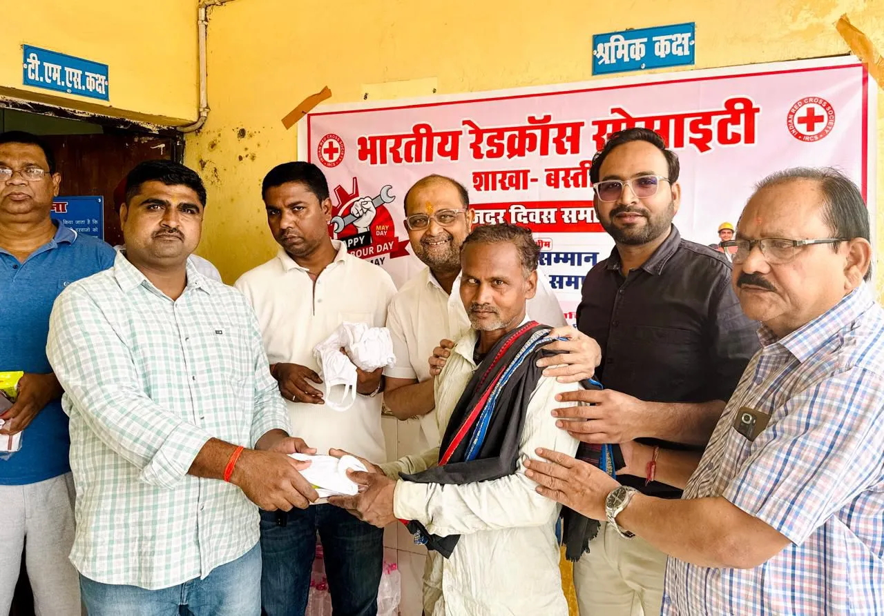 रेड क्रॉस सोसाइटी ने मजदूर दिवस पर किया राहत सामग्री का वितरण