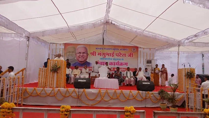 राज्यपाल मंगुभाई पटेल  ग्राम आमला  जनजातीय समुदाय से संवाद कार्यक्रम में हुए शामिल