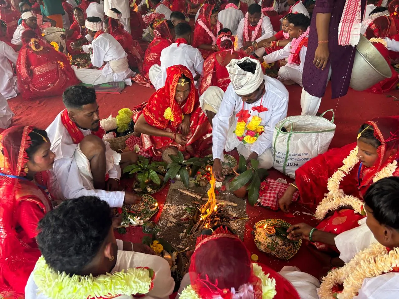 असम में 127 जोड़ों का सामूहिक विवाह सम्पन्न: वैदिक मंत्रोच्चारण से गूंज उठा डिरक चाय बागान