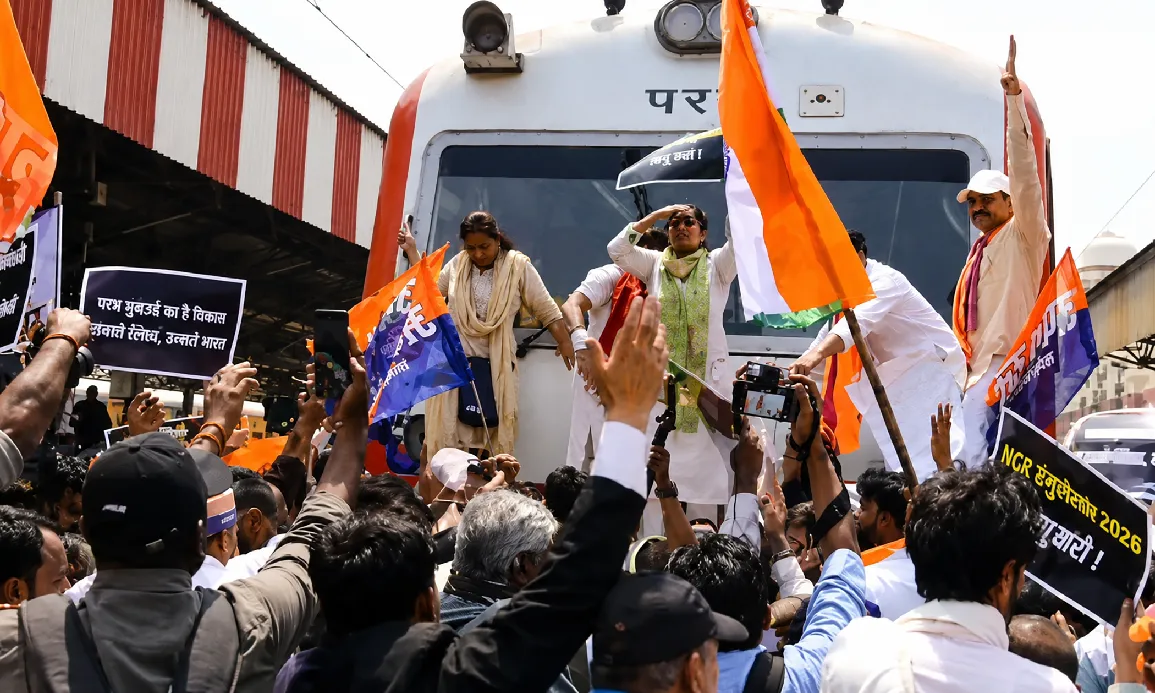 खाली इंजन पर खड़े होकर पल्ल्वी पटेल का प्रदर्शन,आरपीएफ ने दर्ज किया मुकदमा