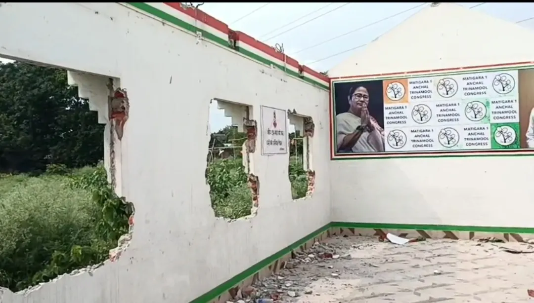 राजनीतिक बदलाव के बाद सिलीगुड़ी के तृणमूल पार्टी ऑफिस पर चला बुलडोजर