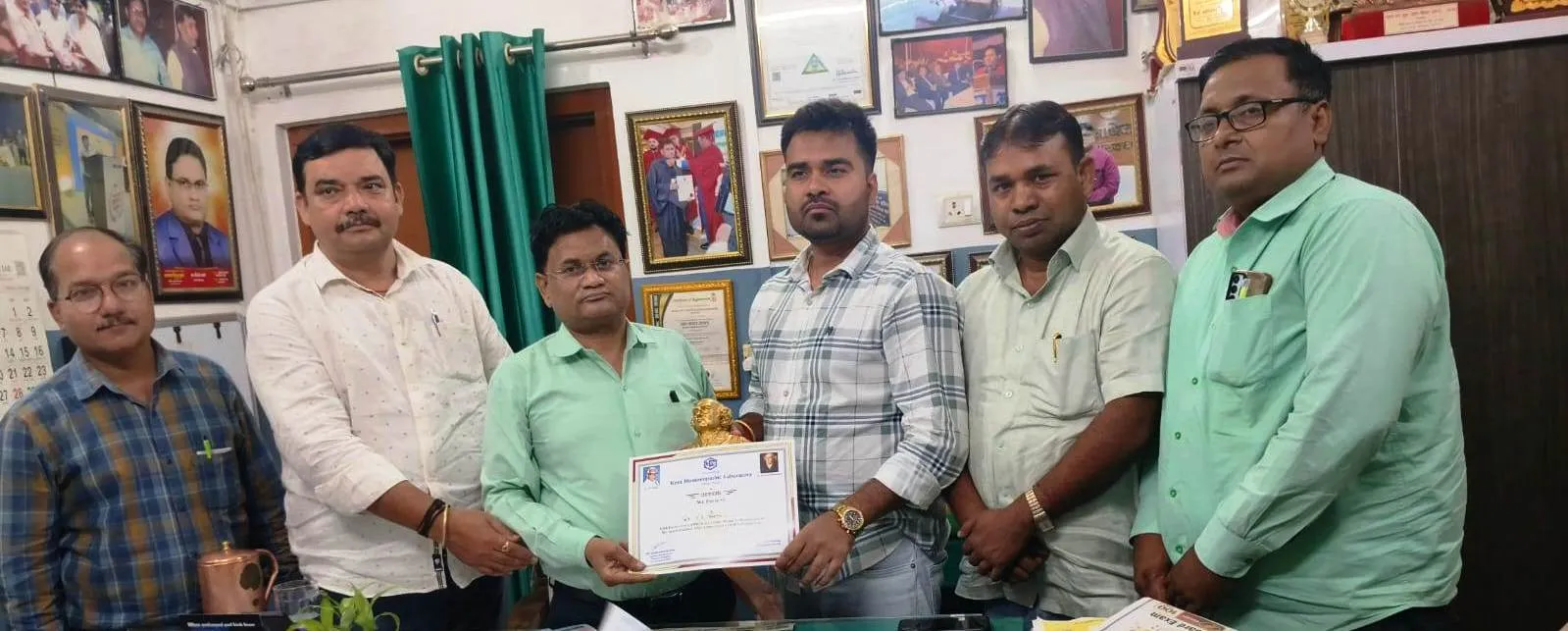 कैंट होम्योपैथिक लेबोरेटरी के निदेशक ने डा. वी.के. वर्मा को किया सम्मानित 