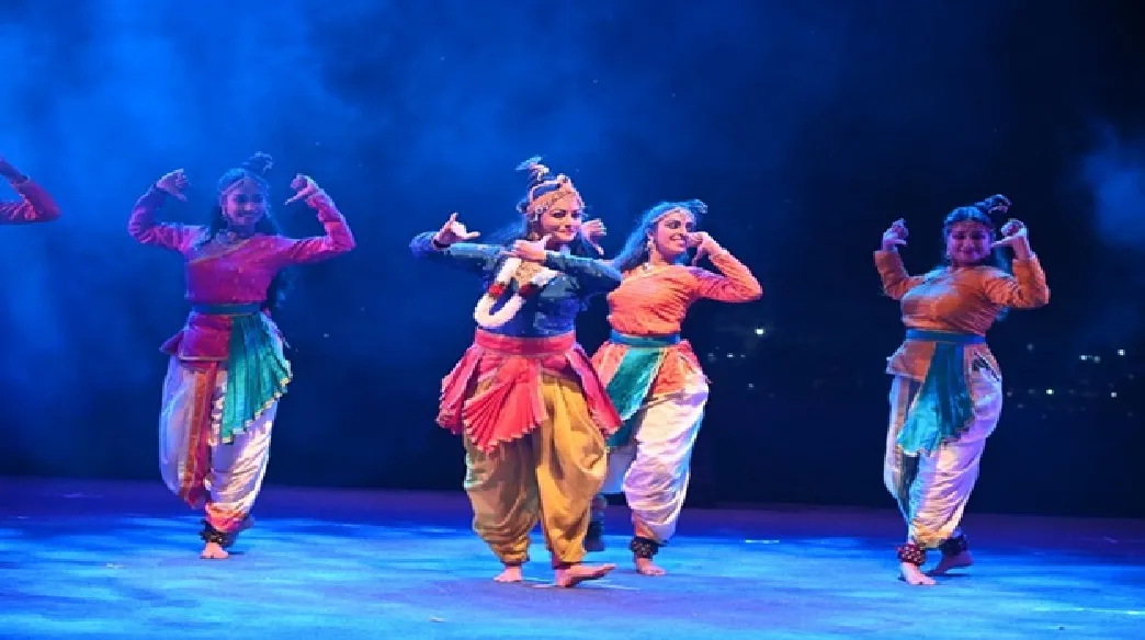 भोपालः सदानीरा समागम में गोवर्धन लीला का अनूठा मंचन, ड्रोन से आसमान में दिखा इंद्र स्वरूप