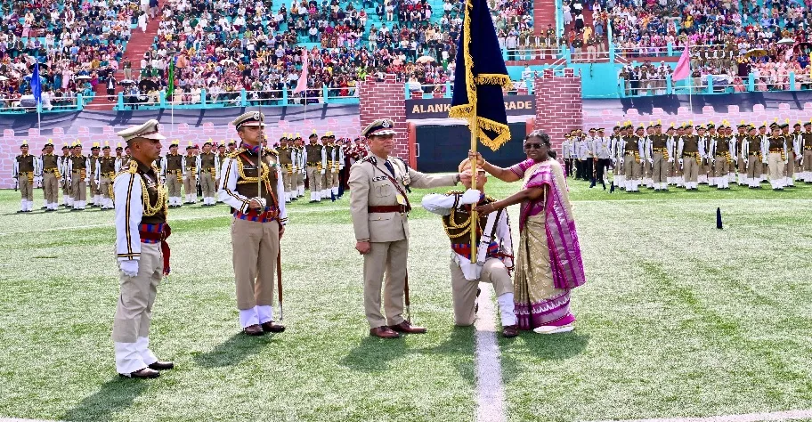  राष्ट्रपति ने सिक्किम पुलिस को 'राष्ट्रपति पुलिस ध्वज' से सम्मानित किया