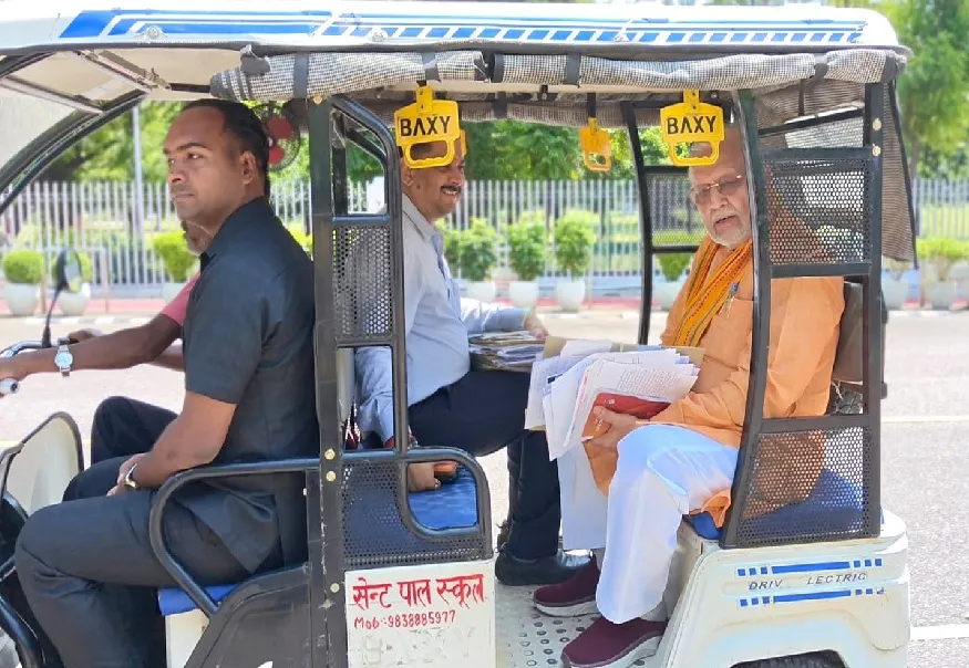 वित्त मंत्री सुरेश कुमार खन्ना तीसरे सप्ताह भी ई-रिक्शा से पहुंचे विधानसभा